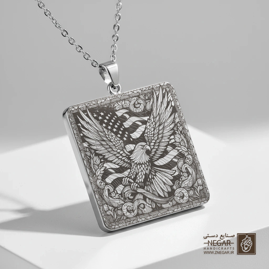 گردنبند طرح عقاب سرفراز و کادر گل‌دار (حکاکی لیزری فایبر، مدل قاب مربع) کد 503024