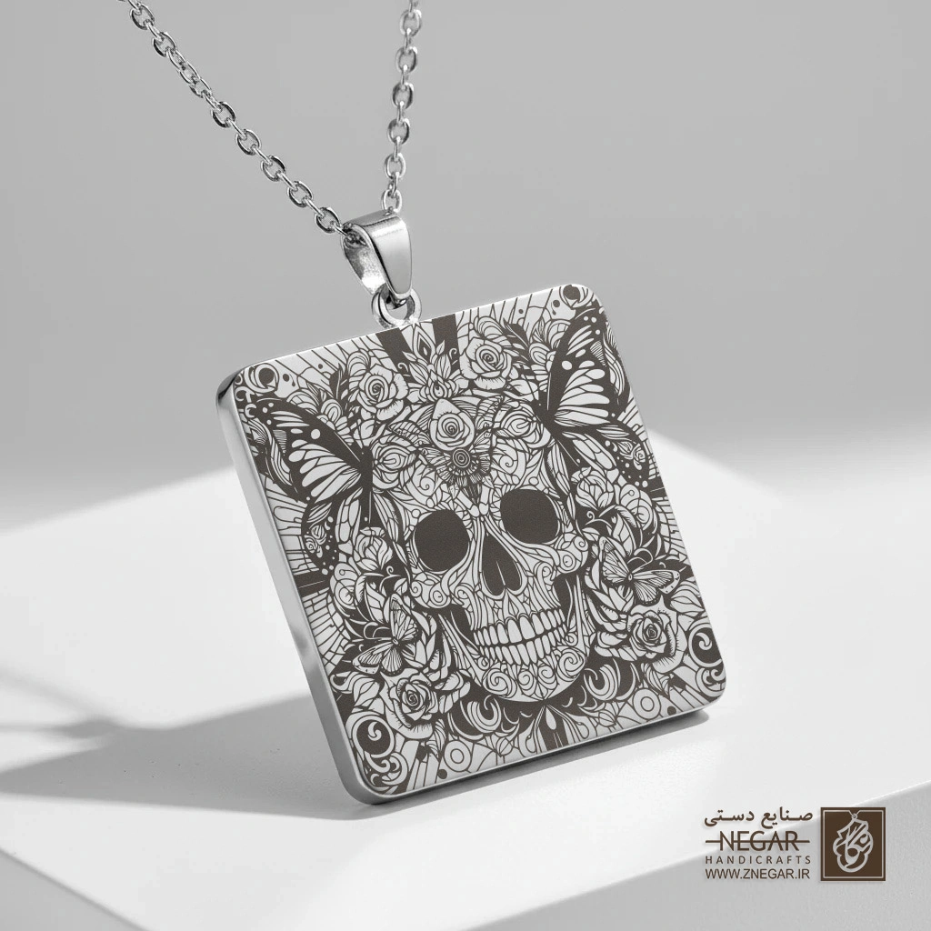 گردنبند طرح جمجمه خیالی با بال پروانه (حکاکی لیزری فایبر، مدل قاب مربع) کد 503060