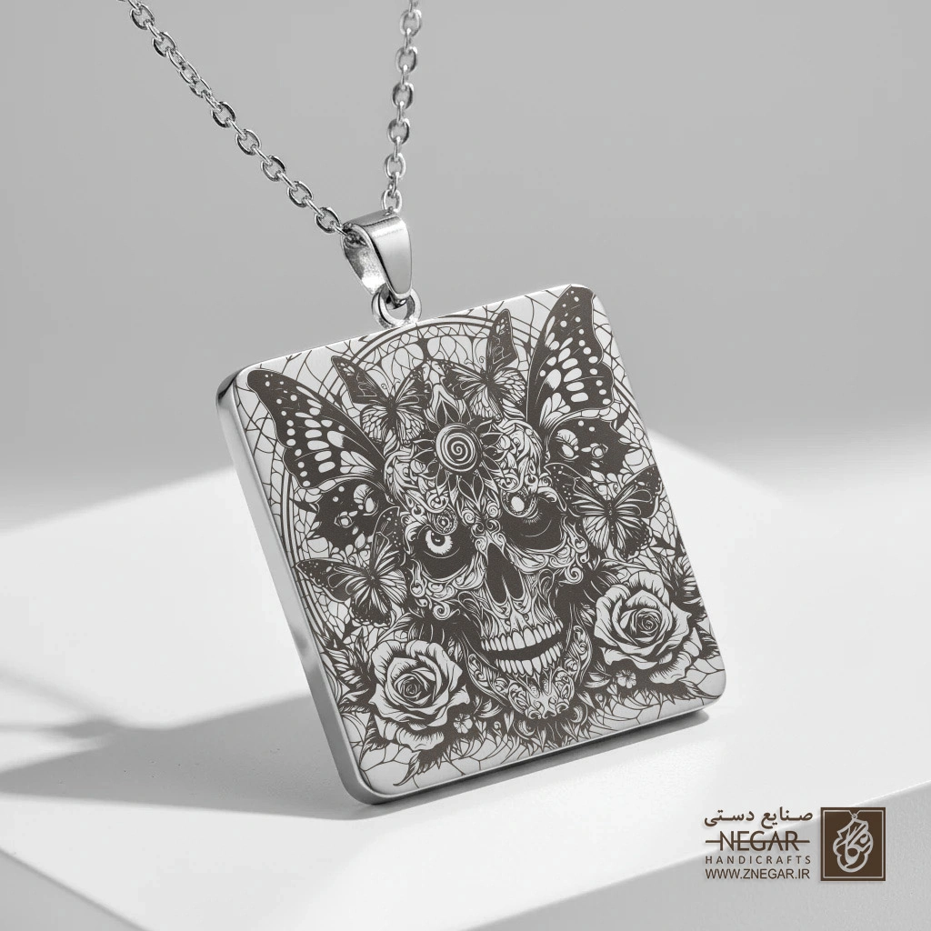 گردنبند طرح جمجمه سلطنتی و نشان خورشید (حکاکی لیزری فایبر، مدل قاب مربع) کد 503065