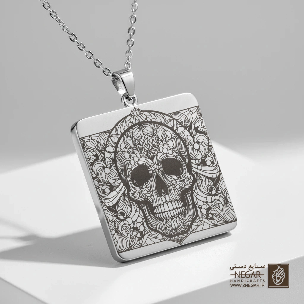 گردنبند طرح جمجمه اشرافی در قاب اسلیمی (حکاکی لیزری فایبر، مدل قاب مربع) کد 503085