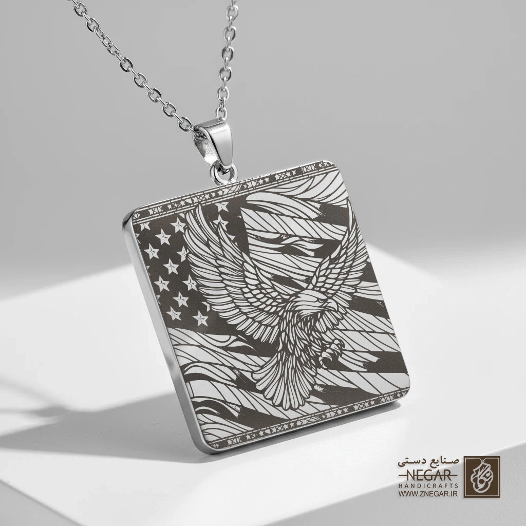گردنبند طرح عقاب و پرچم استایل کلاسیک (حکاکی لیزری فایبر، مدل قاب مربع) کد 503095