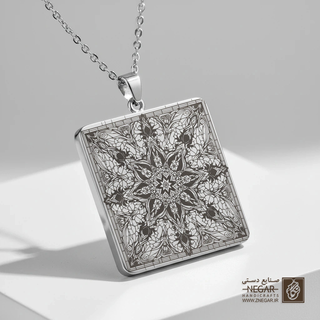 گردنبند طرح دانه برف کریستالی و ستاره (حکاکی لیزری فایبر، مدل قاب مربع) کد 503130