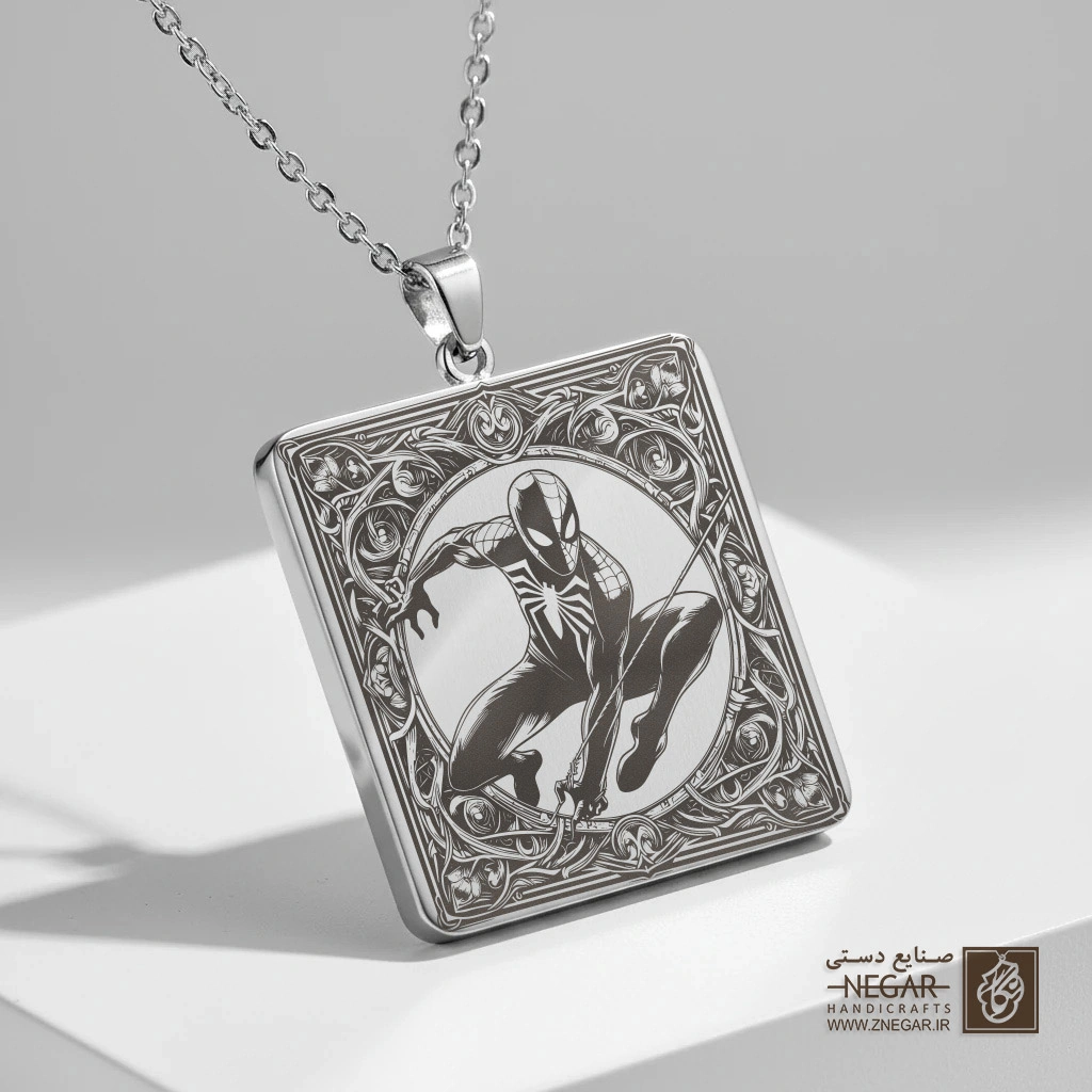 گردنبند طرح اسپایدرمن در هاله دایره‌ای (حکاکی لیزری فایبر، مدل قاب مربع) کد 503209