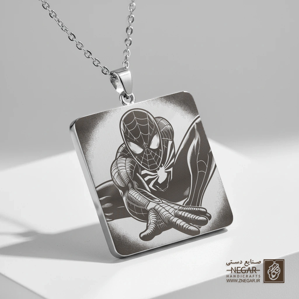 گردنبند طرح پرتره نزدیک مرد عنکبوتی (حکاکی لیزری فایبر، مدل قاب مربع) کد 503219
