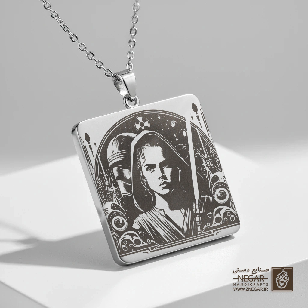 گردنبند طرح ری (Rey) با لایت‌سیبر (حکاکی لیزری فایبر، مدل قاب مربع) کد 503345