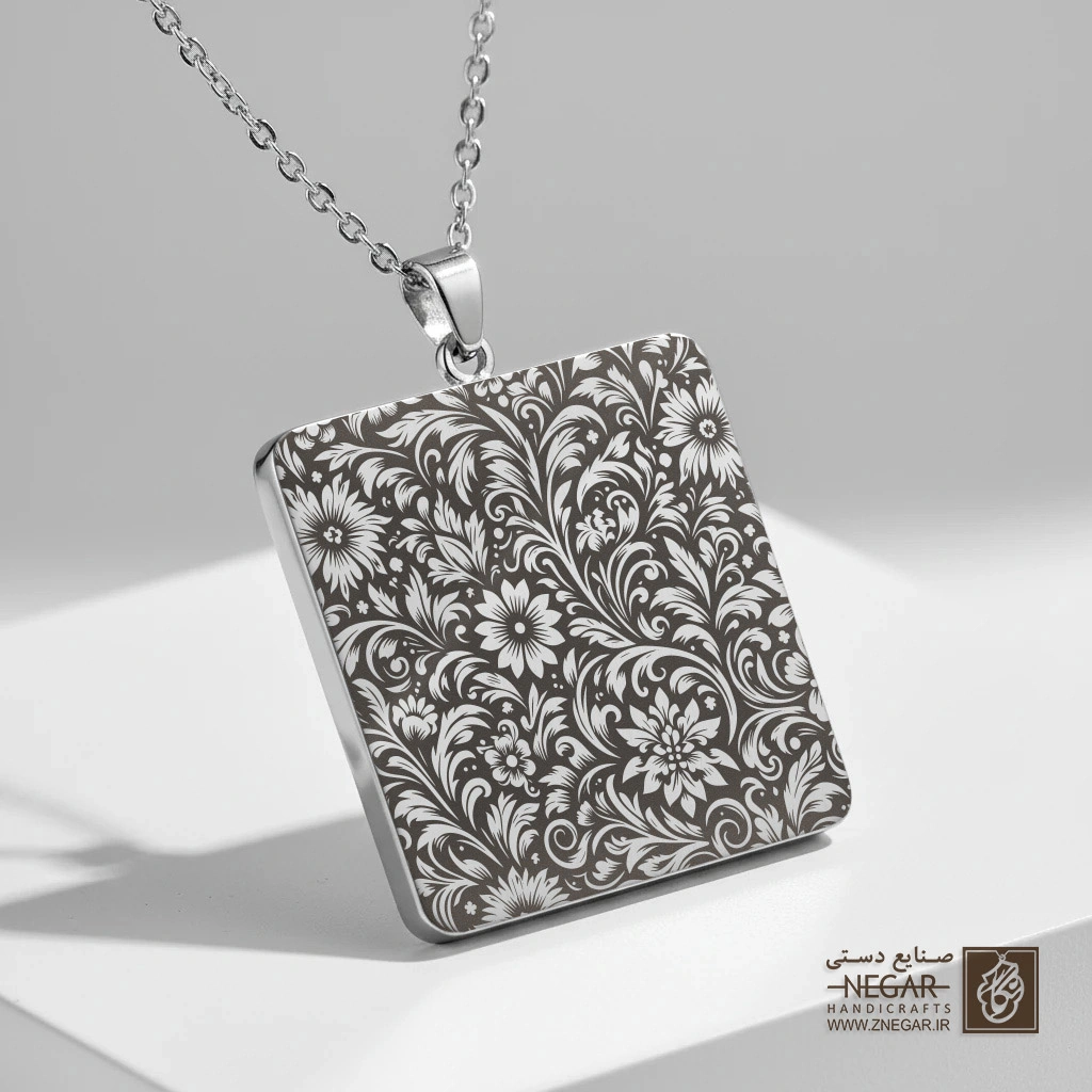 گردنبند طرح الگوی گل‌های پراکنده استنسیل (Stencil Pattern ) (حکاکی لیزری فایبر، مدل قاب مربع) کد 503