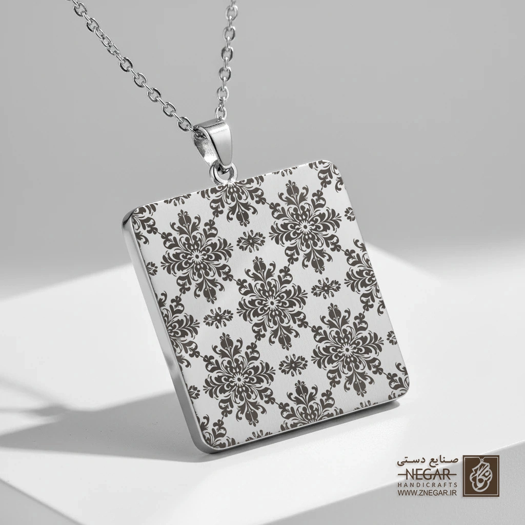 گردنبند طرح پترن گل چهارپر و متقارن (حکاکی لیزری فایبر، مدل قاب مربع) کد 503420