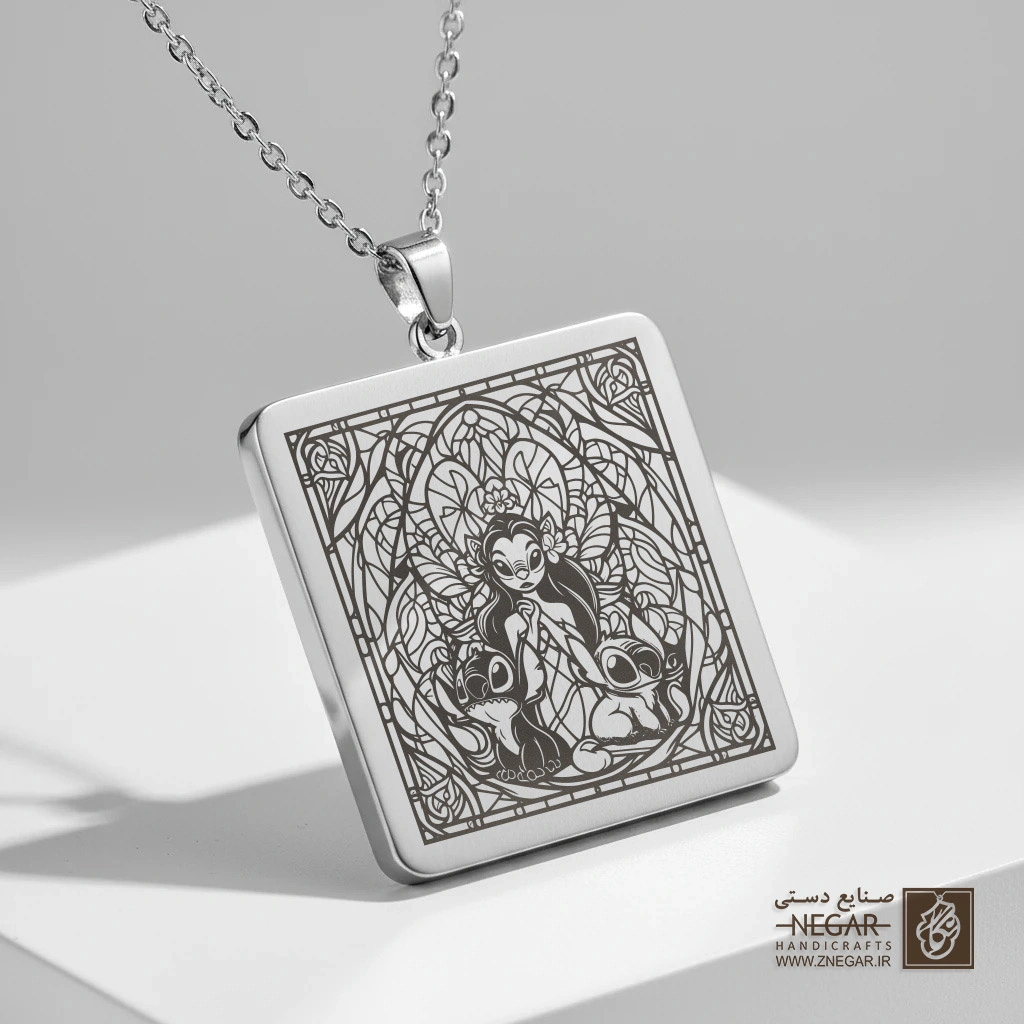 گردنبند طرح فرشته فانتزی در قاب اسلیمی (حکاکی لیزری فایبر، مدل قاب مربع) کد 503430