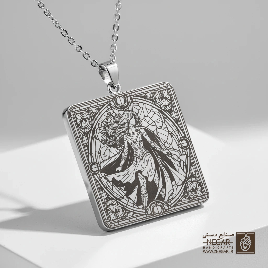 گردنبند طرح قهرمان زن در قاب ماندالا (حکاکی لیزری فایبر، مدل قاب مربع) کد 503477