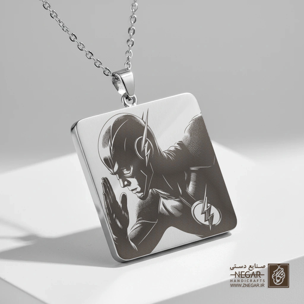 گردنبند طرح پرتره نیم‌رخ فلش (The Flash) (حکاکی لیزری فایبر، مدل قاب مربع) کد 503517