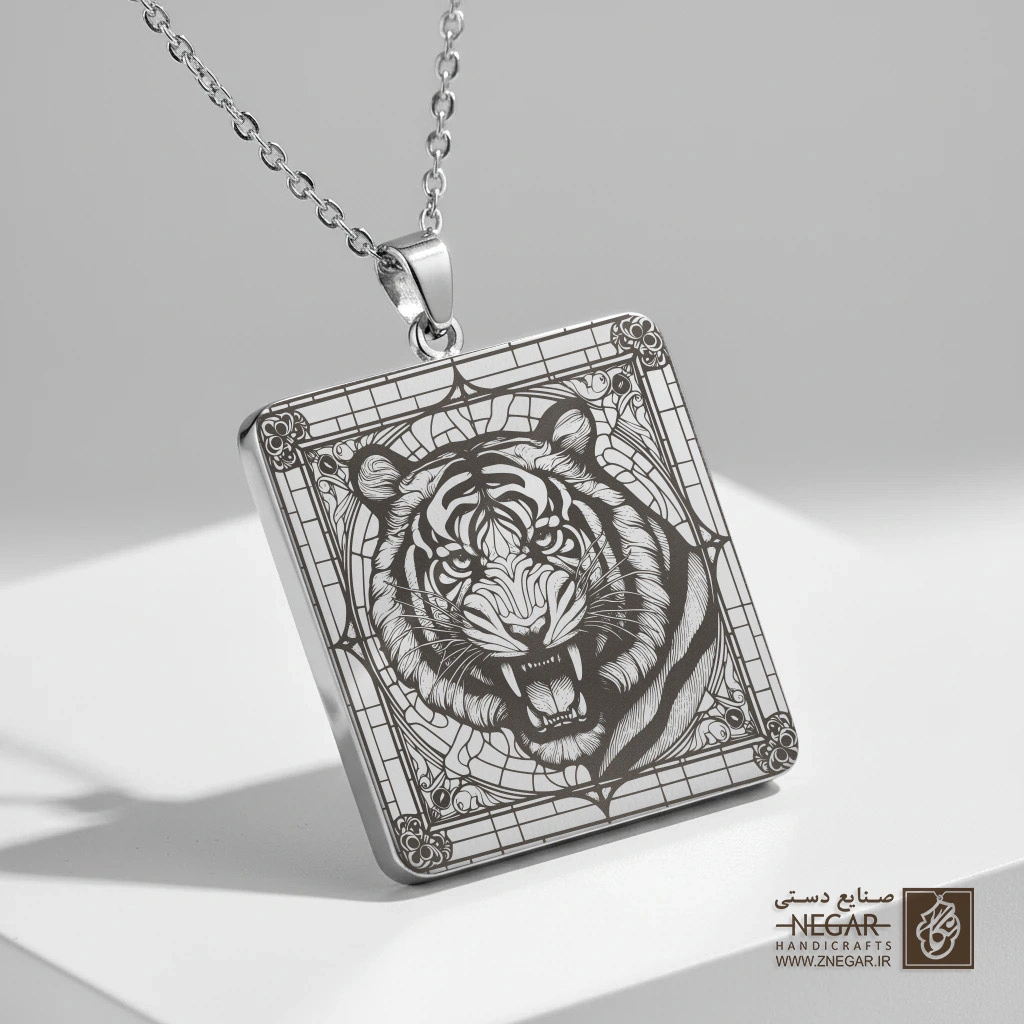 گردنبند طرح ببر خشمگین و کادر شطرنجی (حکاکی لیزری فایبر، مدل قاب مربع) کد 503580