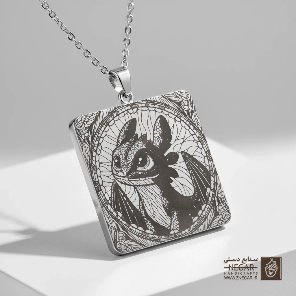 گردنبند طرح بی‌دندان (Toothless) در قاب موزاییکی (حکاکی لیزری فایبر، مدل قاب مربع) کد 503596