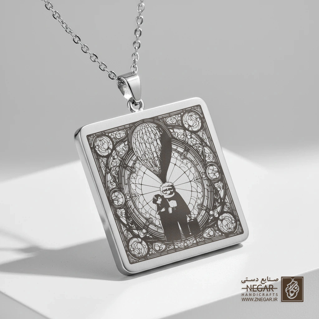 گردنبند طرح پیاده‌روی کارل و الی (حکاکی لیزری فایبر، مدل قاب مربع) کد 503744