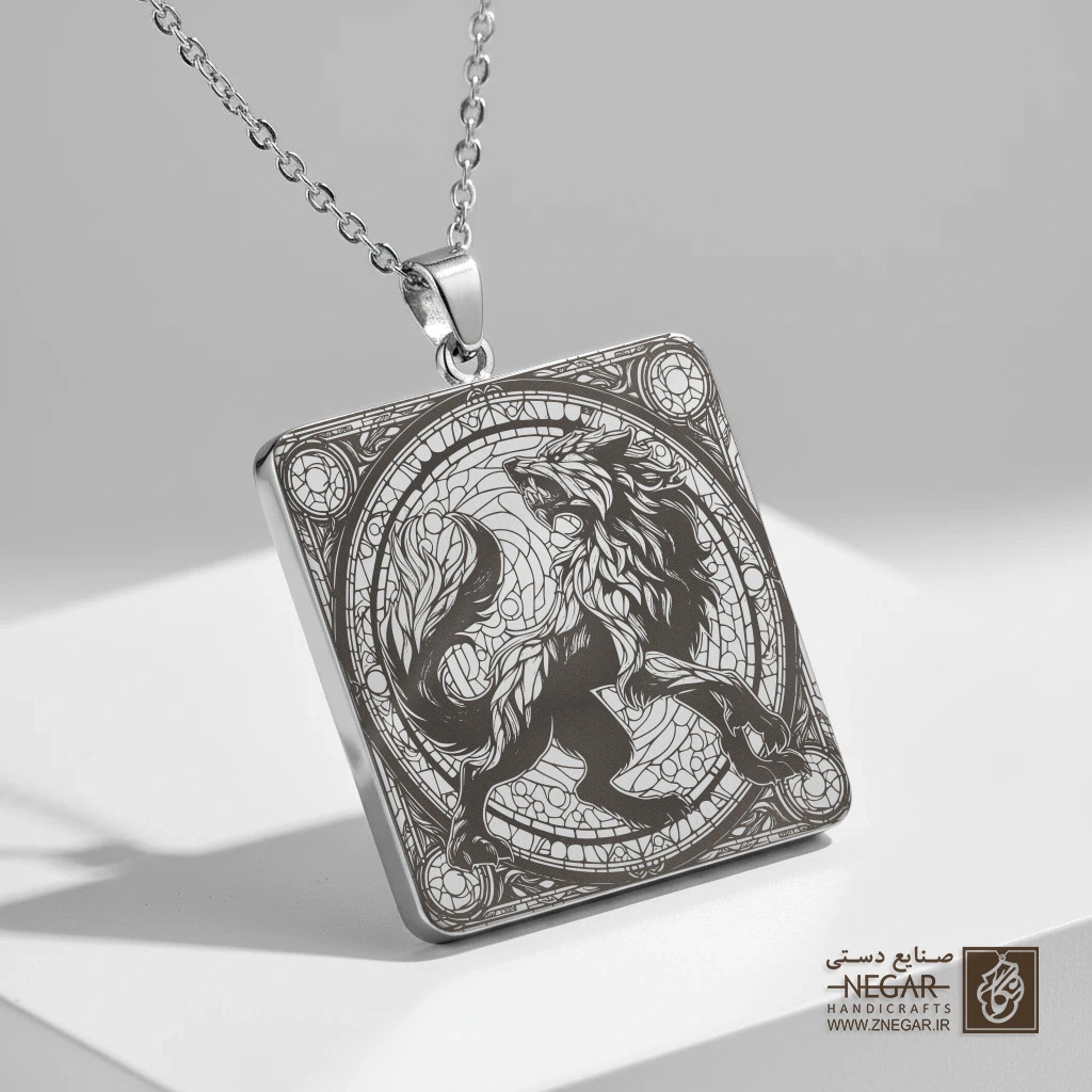 گردنبند طرح گرگینه در حال حرکت (حکاکی لیزری فایبر، مدل قاب مربع) کد 503808