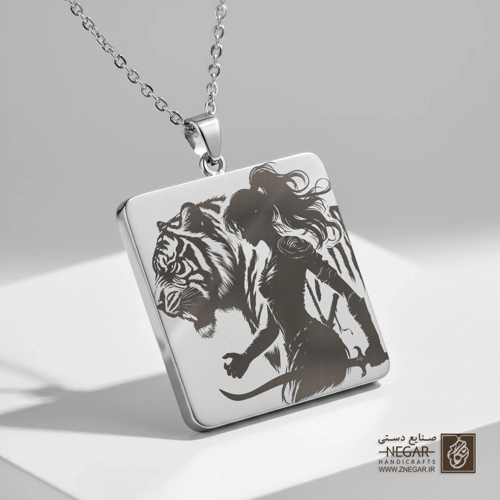 گردنبند طرح زن جنگجو و ببر (Tiger Spirit) (حکاکی لیزری فایبر، مدل قاب مربع) کد 503898