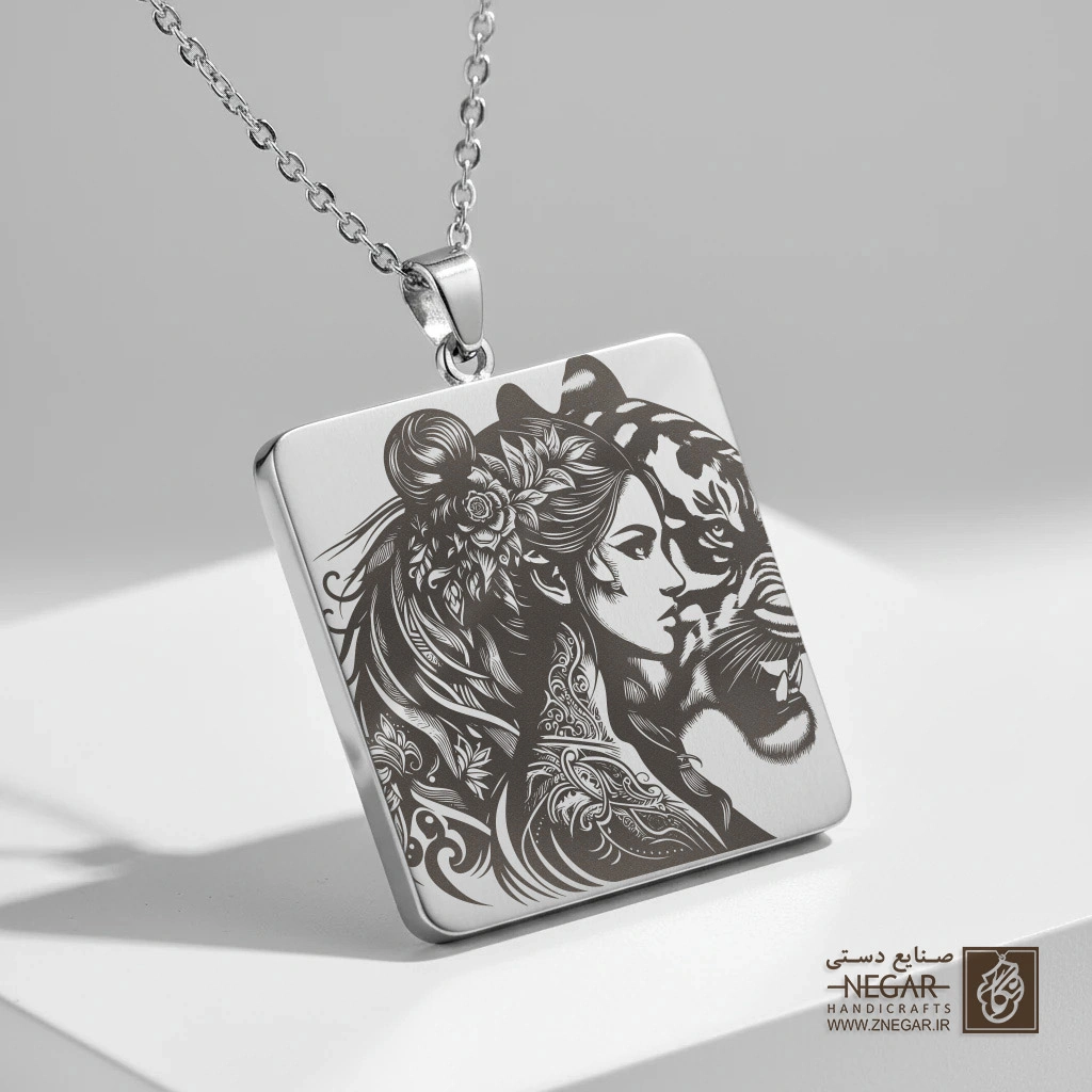 گردنبند طرح الهه جنگجو و ببر وحشی (حکاکی لیزری فایبر، مدل قاب مربع) کد 503899