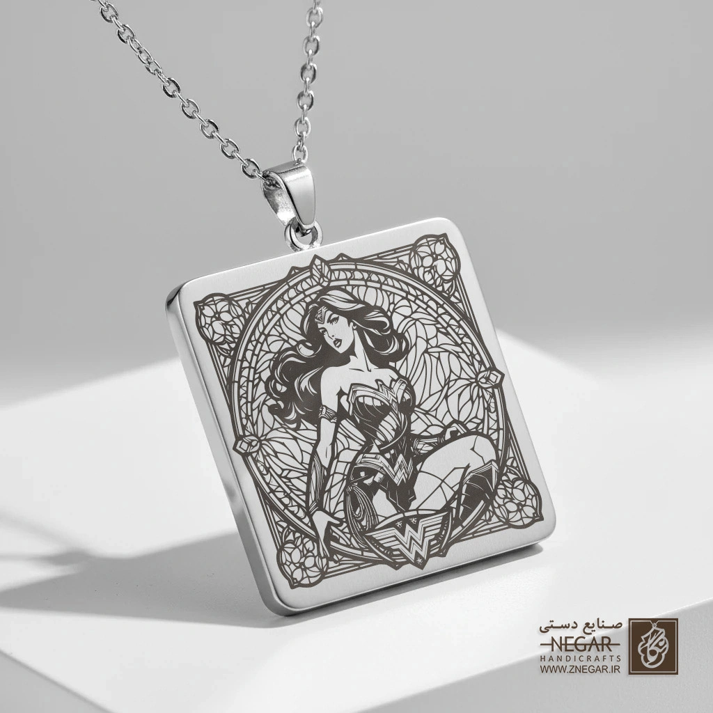 گردنبند طرح واندر وومن آماده نبرد (حکاکی لیزری فایبر، مدل قاب مربع) کد 503915