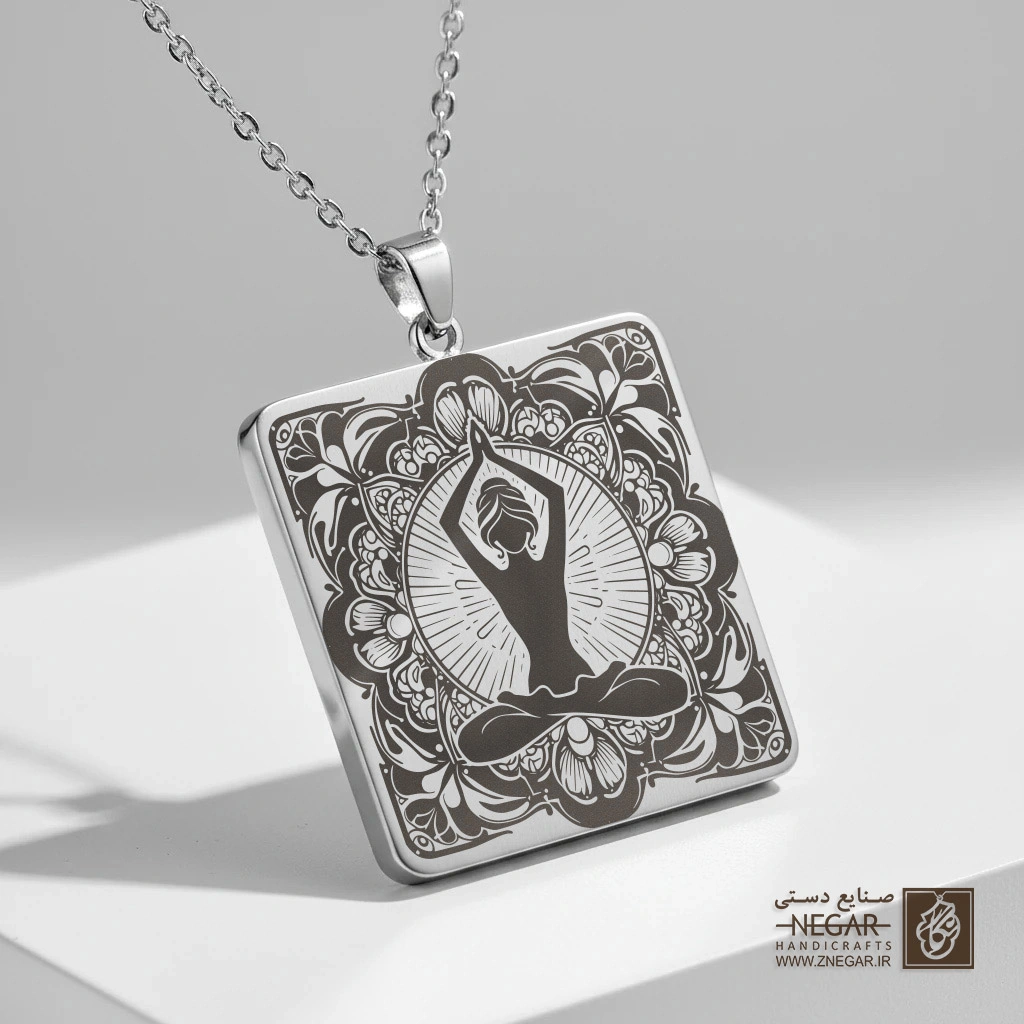 گردنبند طرح سیلوییت یوگا در قاب خورشیدی (حکاکی لیزری فایبر، مدل قاب مربع) کد 503964