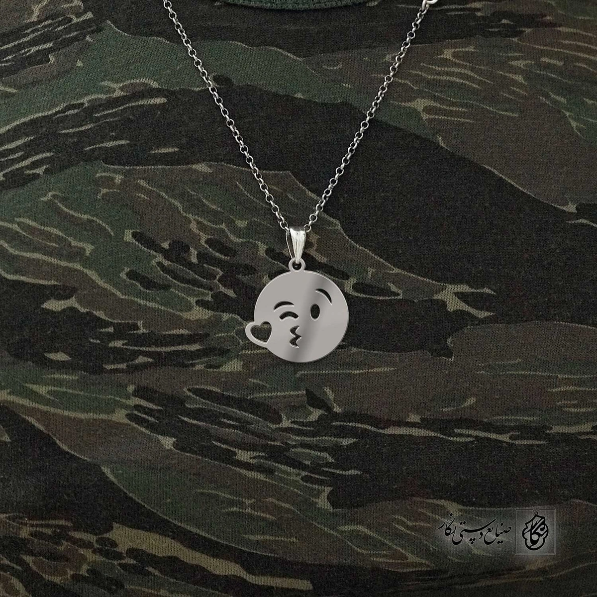 پلاک ایموجی بوس قلب کد 40548