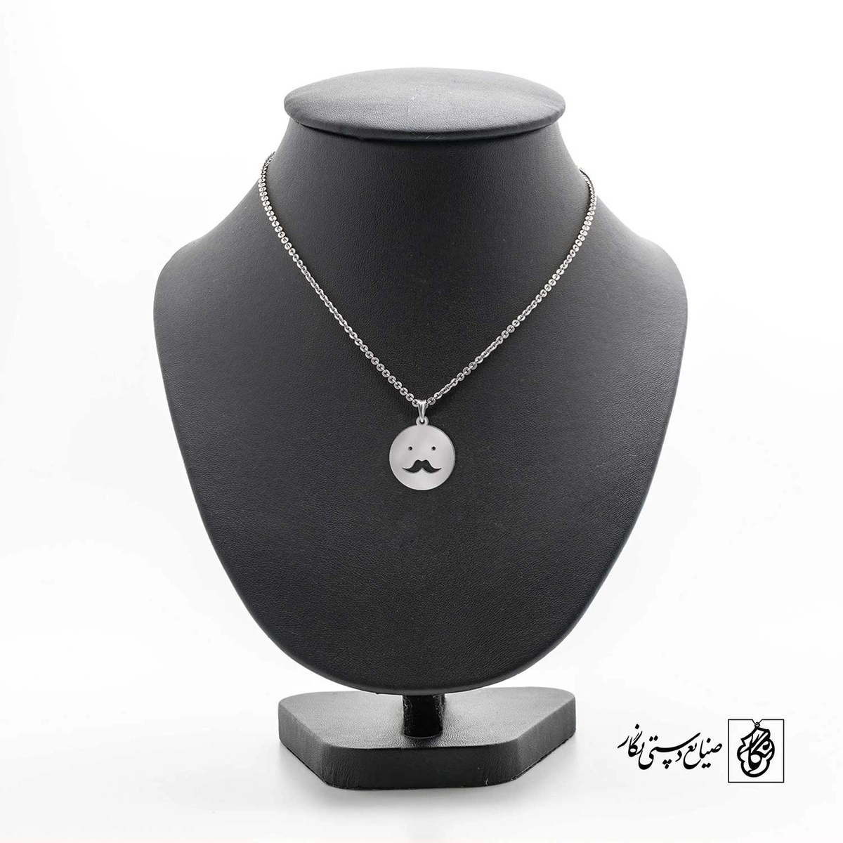 پلاک ایموجی سیبیل کد 40563