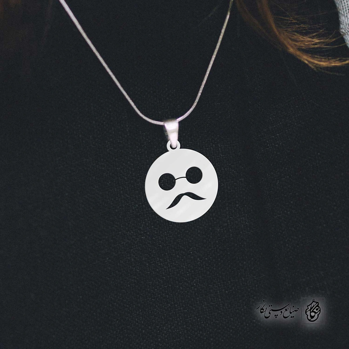 پلاک ایموجی سیبیل عینک کد 40564