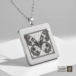گردنبند طرح نیم‌رخ پروانه (حکاکی لیزری فایبر، مدل قاب مربع) کد 500470