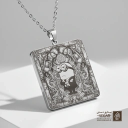 گردنبند طرح مینیون در قاب اسلیمی (حکاکی لیزری فایبر، مدل قاب مربع) کد 500939
