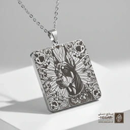 گردنبند طرح دوبرمان میان گل‌ها (حکاکی لیزری فایبر، مدل قاب مربع) کد 500985