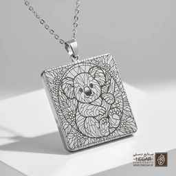 گردنبند طرح کوالا در میان برگ‌ها (حکاکی لیزری فایبر، مدل قاب مربع) کد 502065