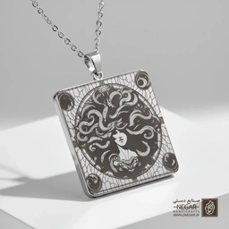 گردنبند طرح مدوسا در قاب دایره‌ای (حکاکی لیزری فایبر، مدل قاب مربع) کد 502238
