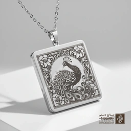 گردنبند طرح طاووس نشسته در قاب (حکاکی لیزری فایبر، مدل قاب مربع) کد 502571