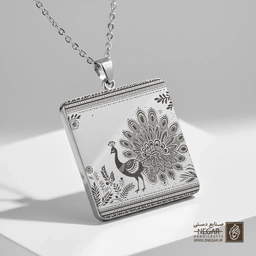گردنبند طرح طاووس مینیمال (حکاکی لیزری فایبر، مدل قاب مربع) کد 502572