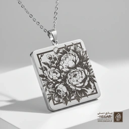 گردنبند طرح گل صدتومانی پربرگ (حکاکی لیزری فایبر، مدل قاب مربع) کد 502585