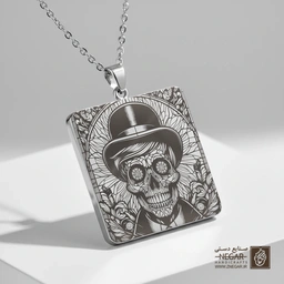 گردنبند طرح جمجمه با کلاه سیلندری و عصا (حکاکی لیزری فایبر، مدل قاب مربع) کد 503046