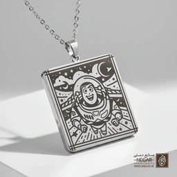 گردنبند طرح پرواز باز لایتیر در فضای بی‌کران (حکاکی لیزری فایبر، مدل قاب مربع) کد 503630