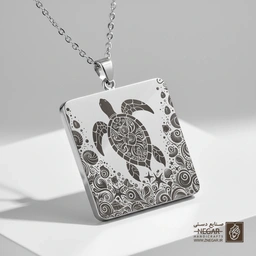 گردنبند طرح لاک‌پشت دریایی در میان حباب (حکاکی لیزری فایبر، مدل قاب مربع) کد 503677